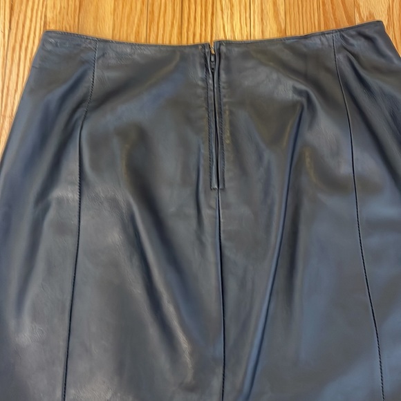 Danier Italian Leather High Waist Pencil Skirt w Back Slit, Black, sz 6 - Picture 6 of 14
